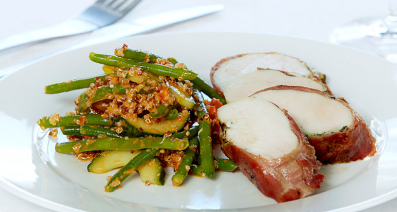 Pestomarineret kyllingebryst med serranoskinke og bønnesalat med quinoa